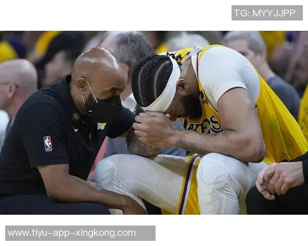 浓眉伤病困扰独行侠首秀后缺席多场拉伤和左手损伤或将影响数月表现